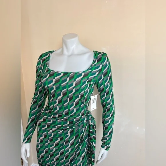 NWT - Saint and Sofia - Amelia Wrap Dress in Green Jardin Geo. Size: 6. - Picture 8 of 8